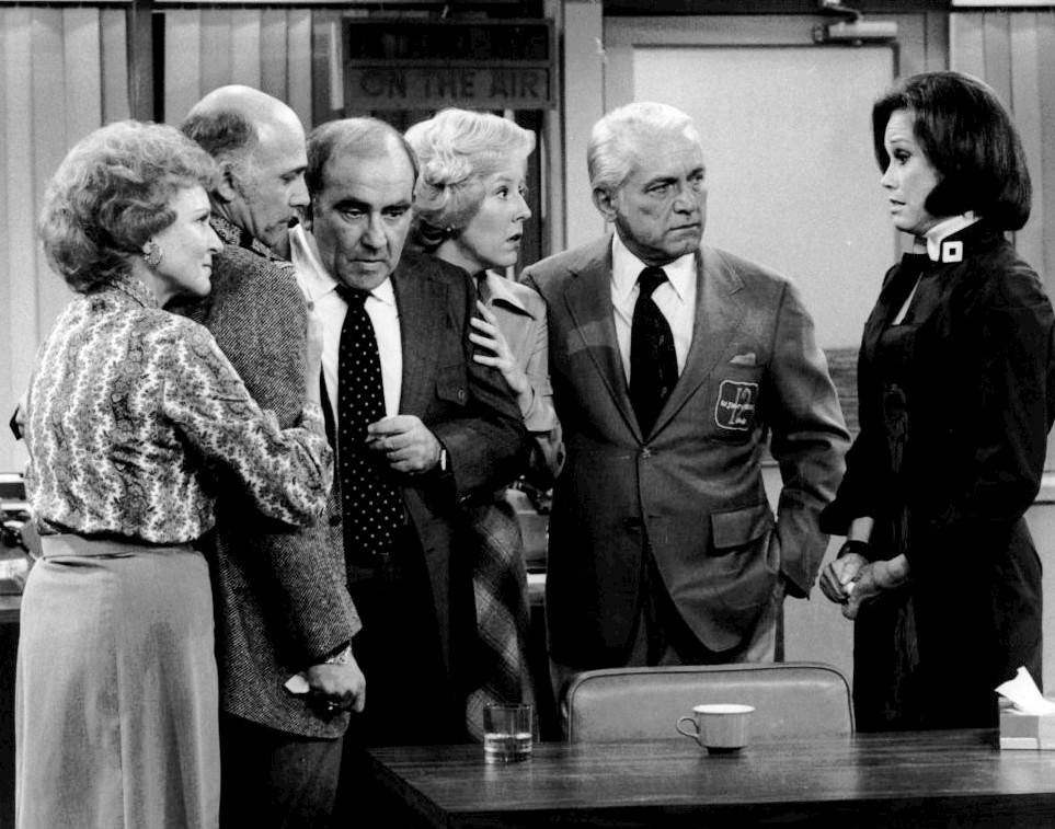 The cast of The Mary Tyler Moore Show - from the final episode. Picture from By CBS Television - eBay itemphoto frontphoto back, Public Domain, https://commons.wikimedia.org/w/index.php?curid=20712229